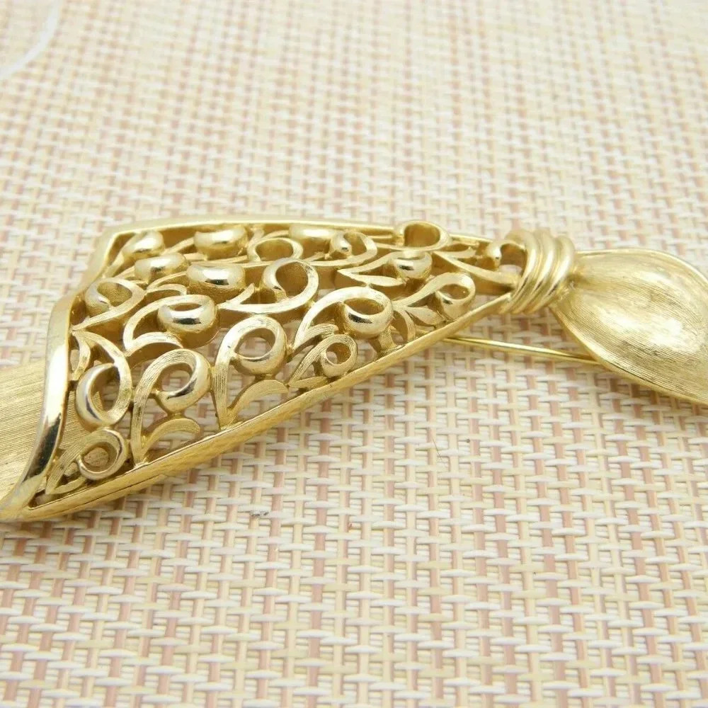 CROWN TRIFARI Gold Tone Mid Century Swirl Abstract